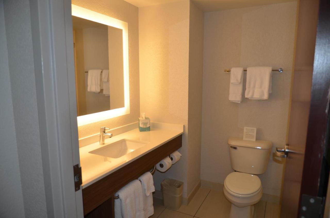 Holiday Inn Express Hotel & Suites Rochester By Ihg Bagian luar foto