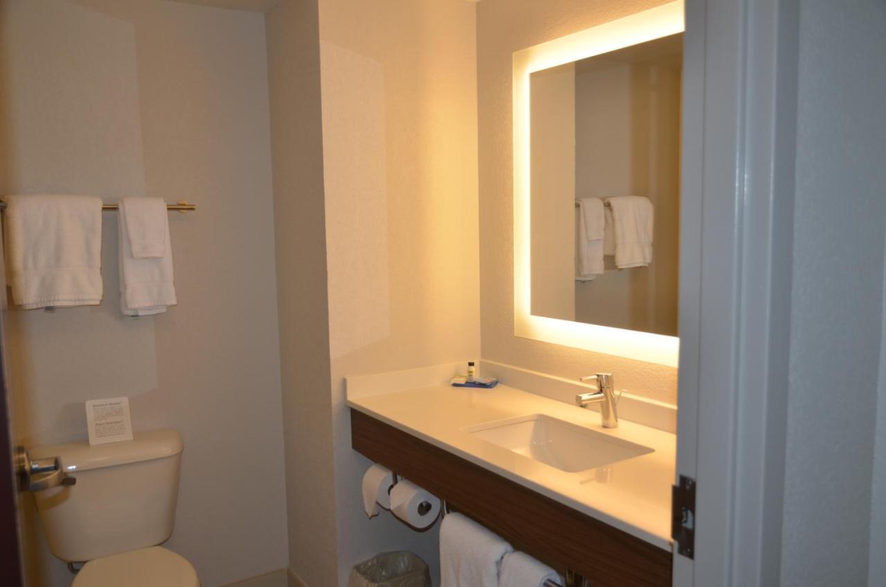 Holiday Inn Express Hotel & Suites Rochester By Ihg Bagian luar foto