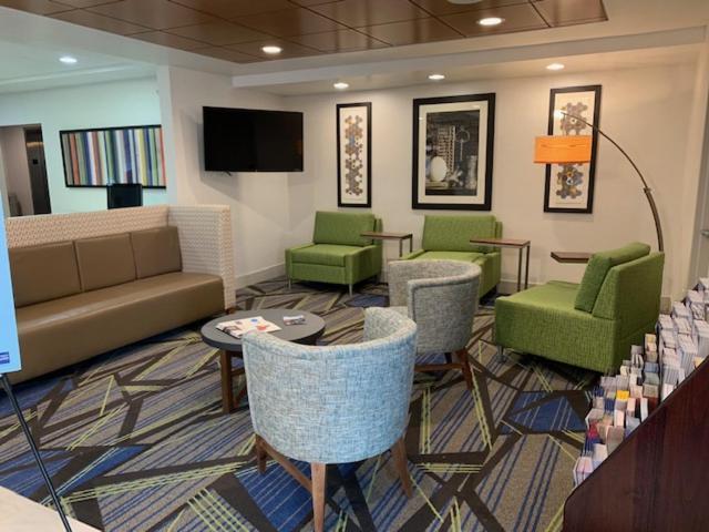 Holiday Inn Express Hotel & Suites Rochester By Ihg Bagian luar foto