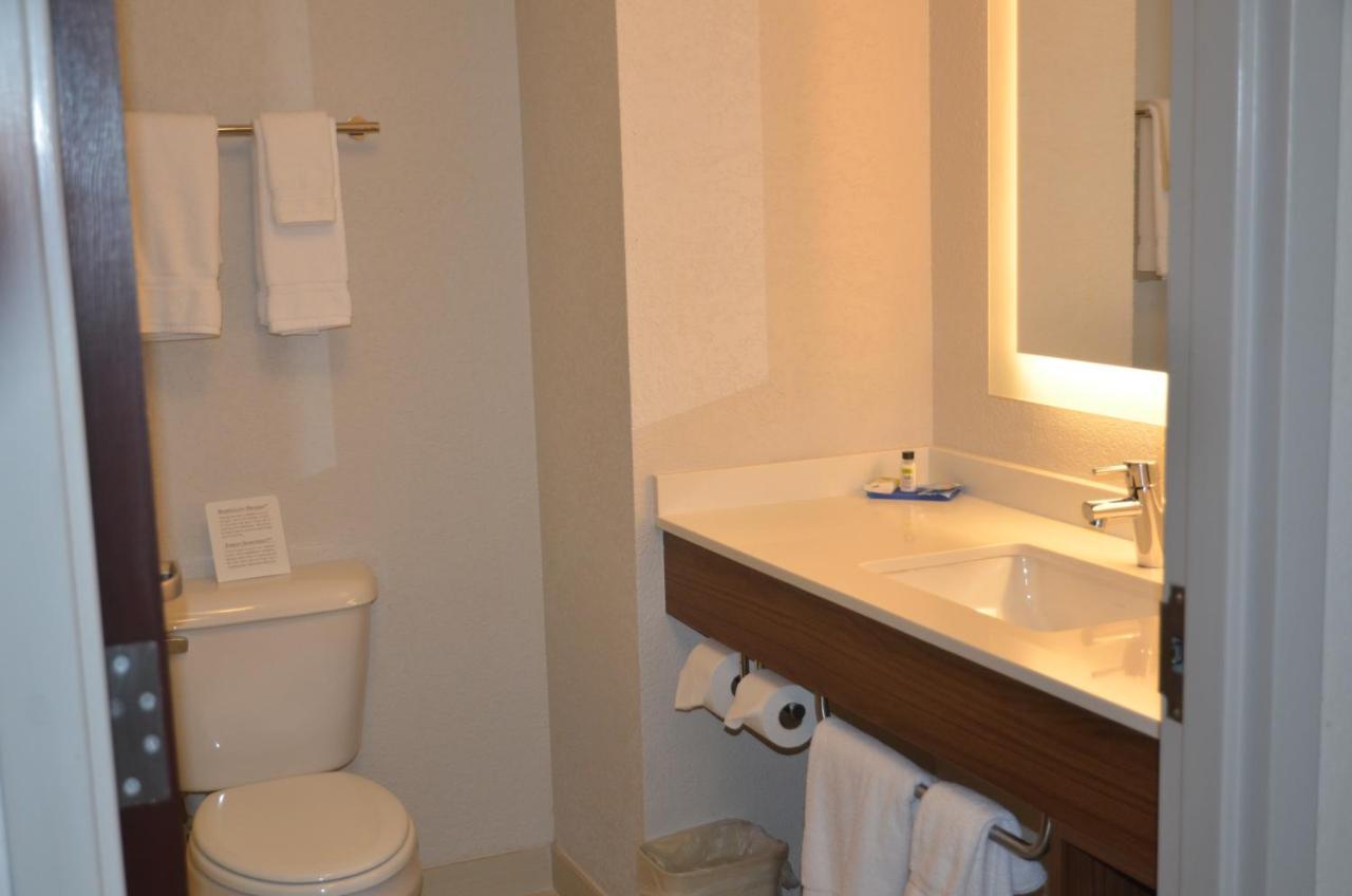 Holiday Inn Express Hotel & Suites Rochester By Ihg Bagian luar foto