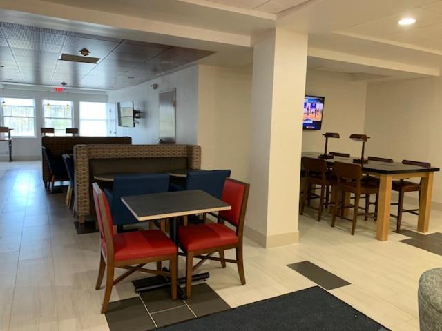 Holiday Inn Express Hotel & Suites Rochester By Ihg Bagian luar foto