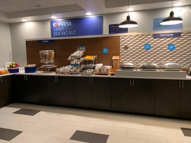 Holiday Inn Express Hotel & Suites Rochester By Ihg Bagian luar foto