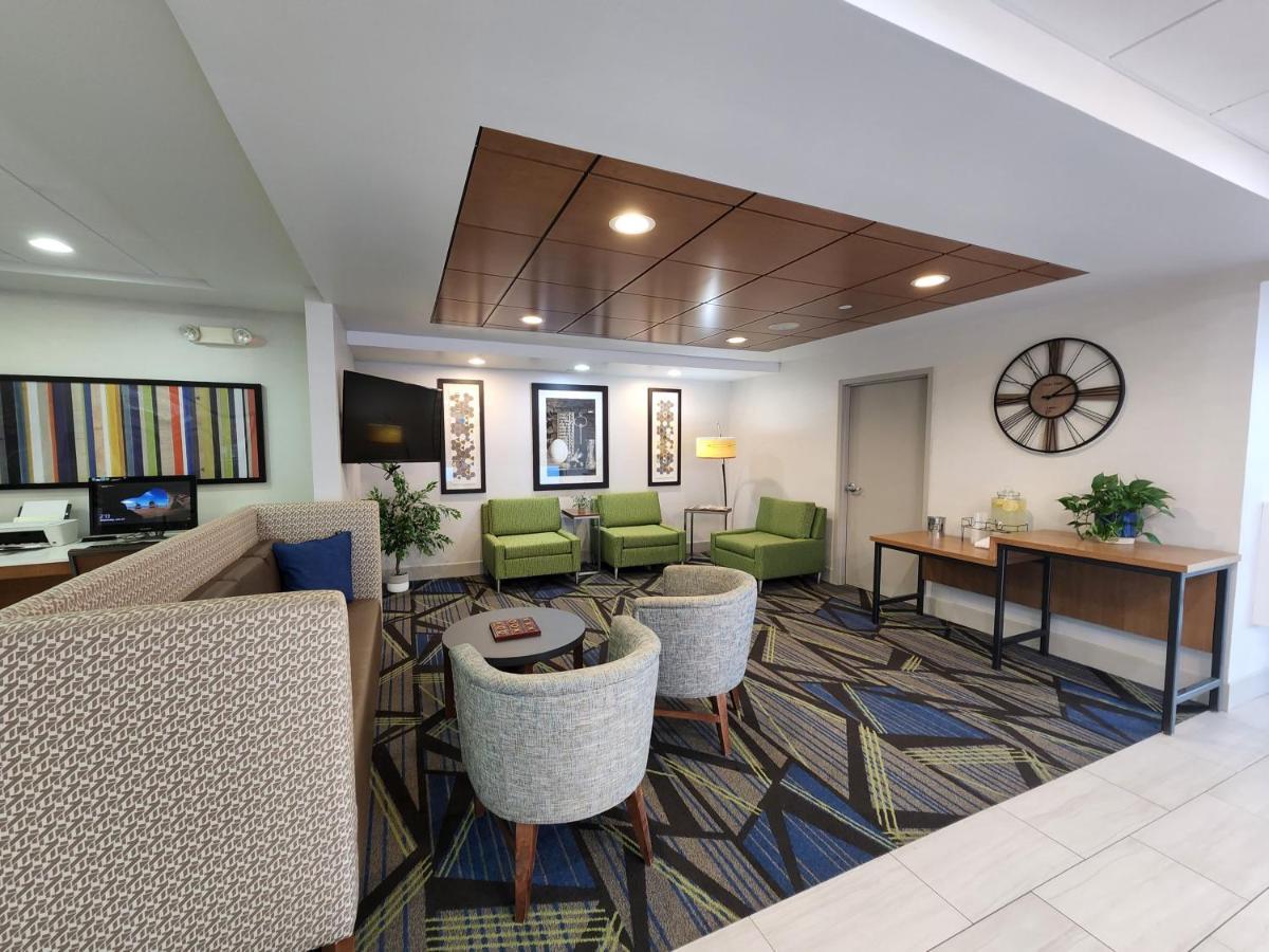 Holiday Inn Express Hotel & Suites Rochester By Ihg Bagian luar foto
